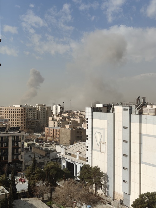 德黑兰当地时间2月28日10点左右,可以清楚地看到空袭爆炸产生的白烟。对话人供图