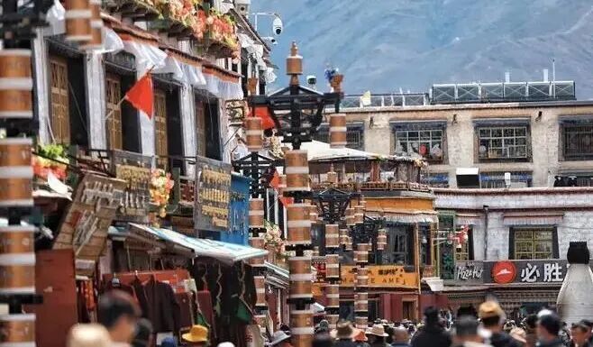 八廓街一角。记者 贡曲罗杰 摄