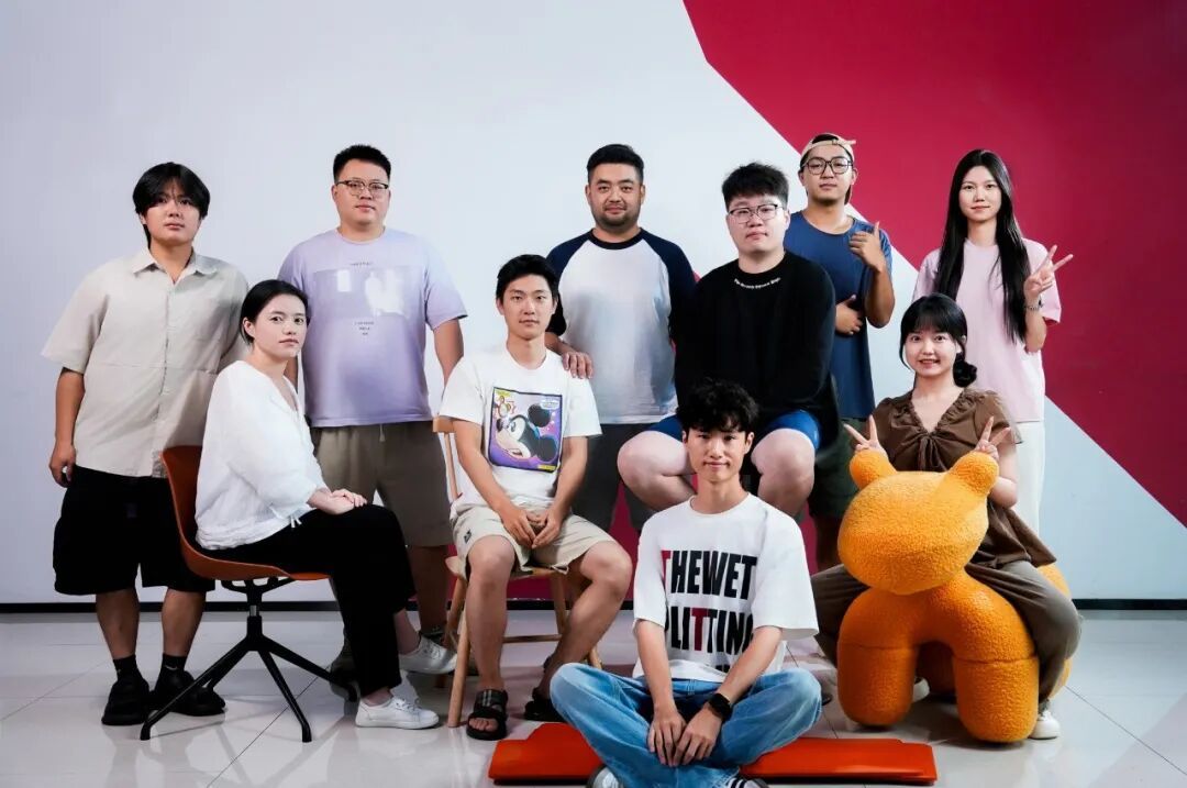 &middot;张帅鹏（后排右三）与“郝家豁”视频团队及其他合作者。