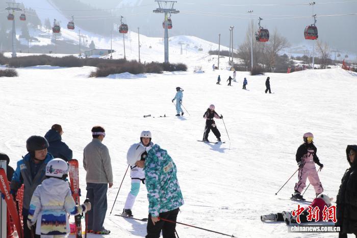 平西梁村域内滑雪场吸引众多游客。(资料图)苟继鹏 摄