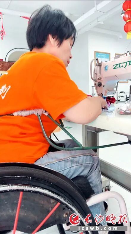 唐漫霞就是用这种特殊的缝纫方式撑起了坚强的人生。