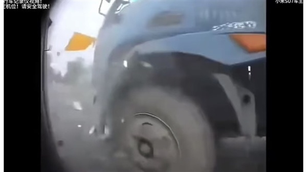 新一代小米SU7被大货车拦腰撞击 驾驶员毫发无伤 果断又定了一台