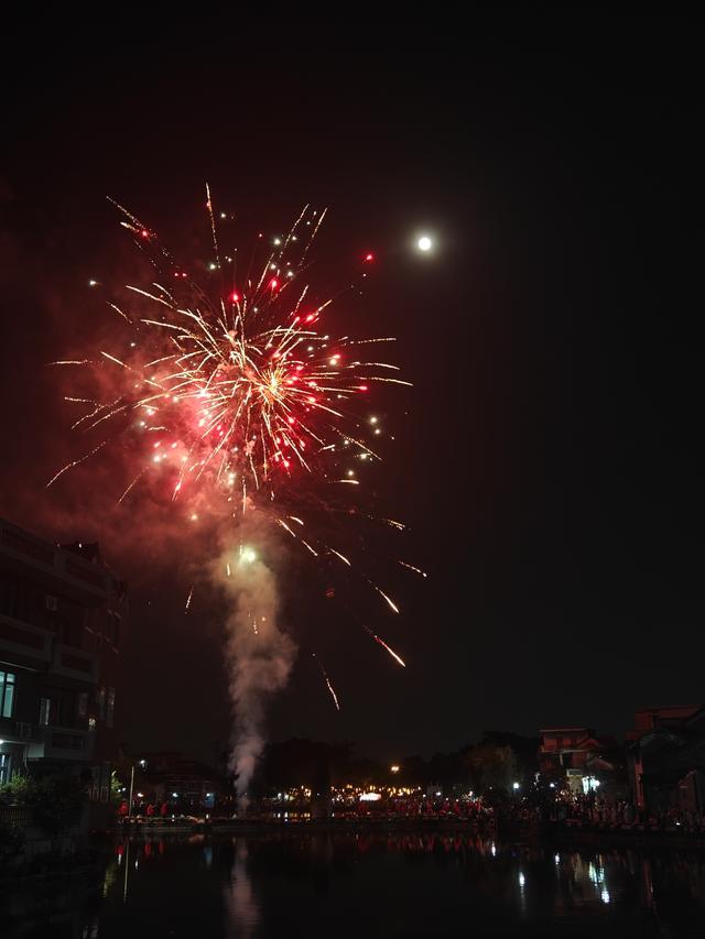 番塔与烟花点亮古村。