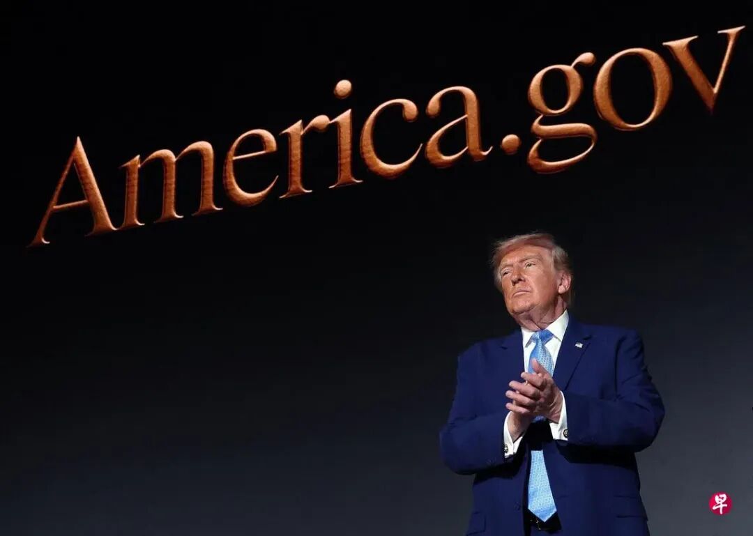 美国总统特朗普星期二(9月29日)在华盛顿一场活动上推出名为America.gov的AI聊天机器人,但它很快就在多个争议话题上与总统唱反调。(法新社)