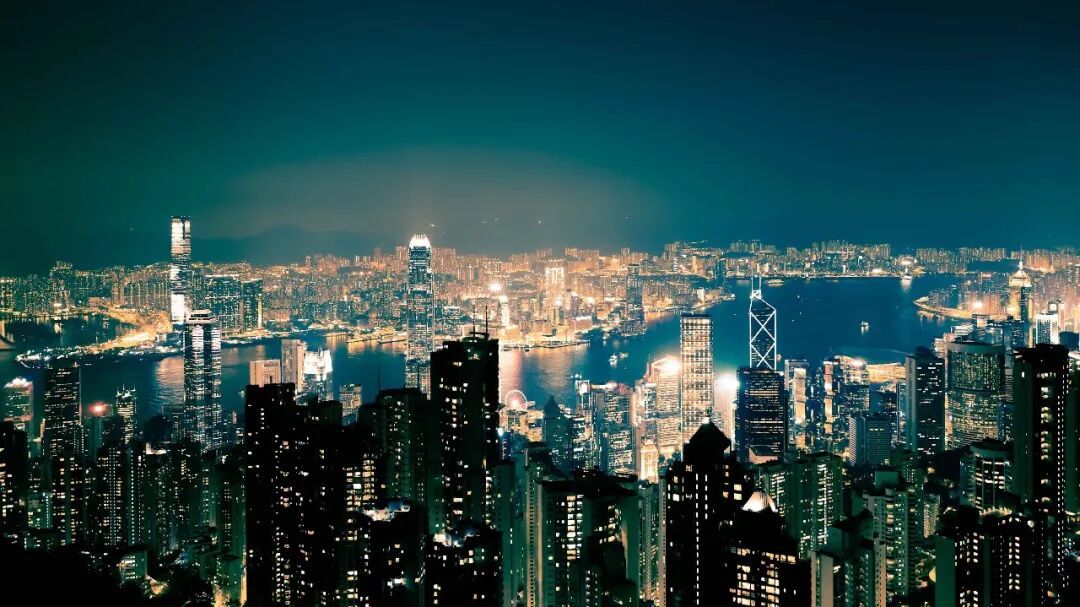 李瑶在香港中转旅行时,前往港岛太平山顶拍下了满意的维港夜景/受访者供图