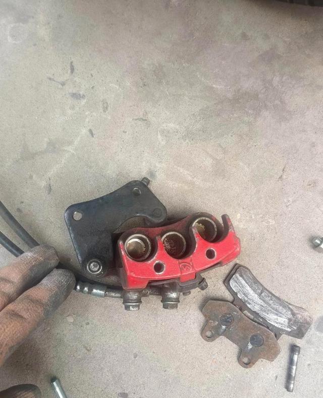 今天去修车铺给电动车换刹车，刚进门就被旁边一辆塞满五块铅酸电池的车吸引住，老板正给它紧螺丝，这改装重近百斤是为外卖骑手续航加持-有驾