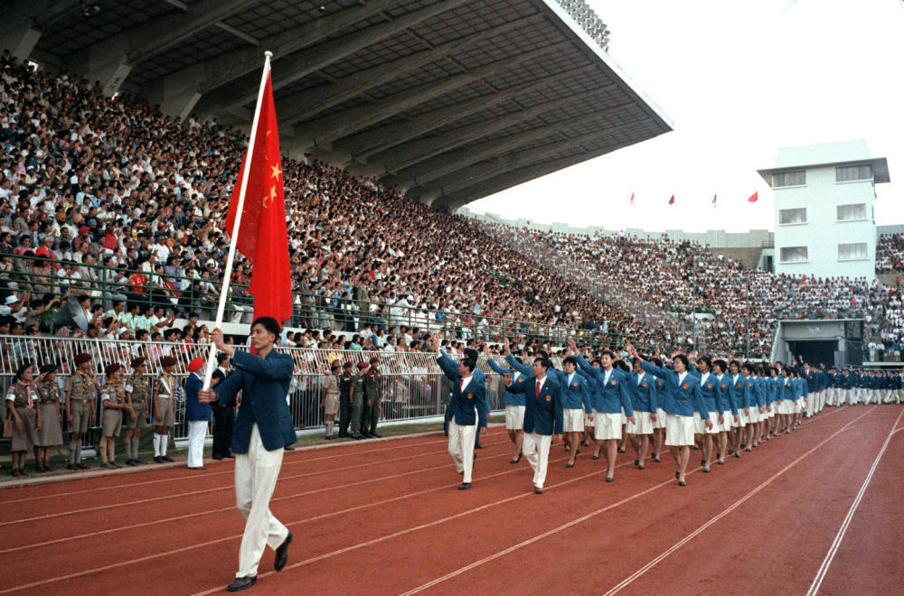 1978年12月9日,第八届亚运会在泰国曼谷国家体育中心举行开幕式。这是中国体育代表团入场。 新华社记者 李开远 摄