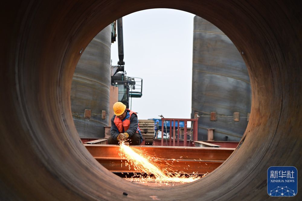 ↑ 1月1日,在长赣高铁赣州赣江铁路特大桥施工现场,工人在施工作业。新华社发(胡江涛摄)