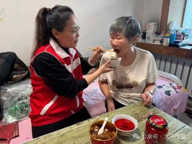 曹希玲给刘大娘喂饭