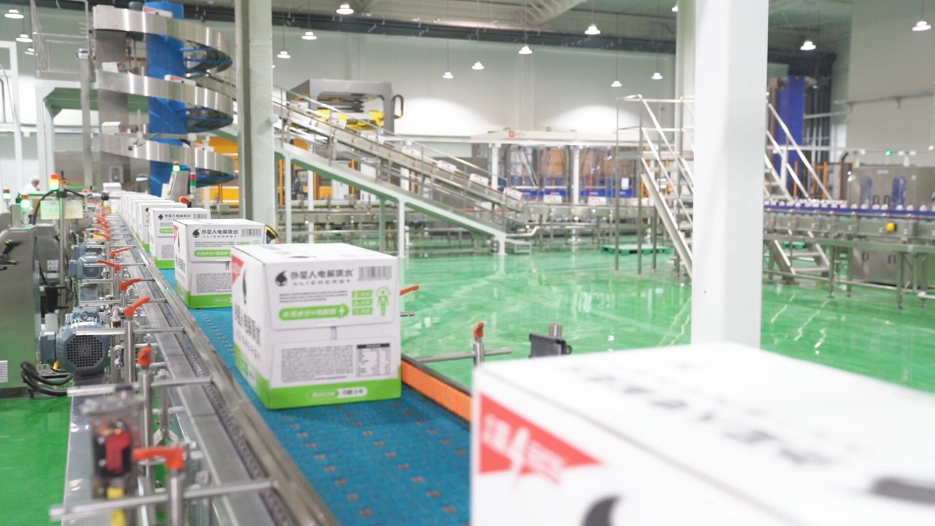 气泡水正在产线上运输(央广网发 西青区供图)