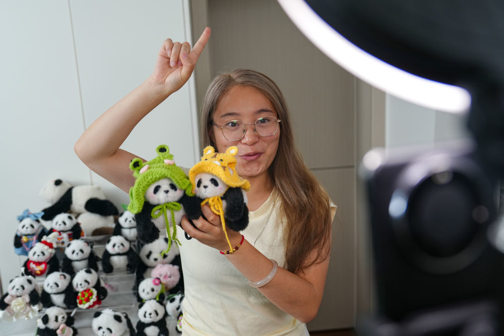 2025年8月10日,在位于成都市武侯区的四川熊猫滚滚科技有限公司直播间,主播在某电商平台直播销售“大熊猫IP”包挂产品,据统计,今年1-7月,该公司包挂产品销售额达到1200万元。新华社发(翁光建 摄)