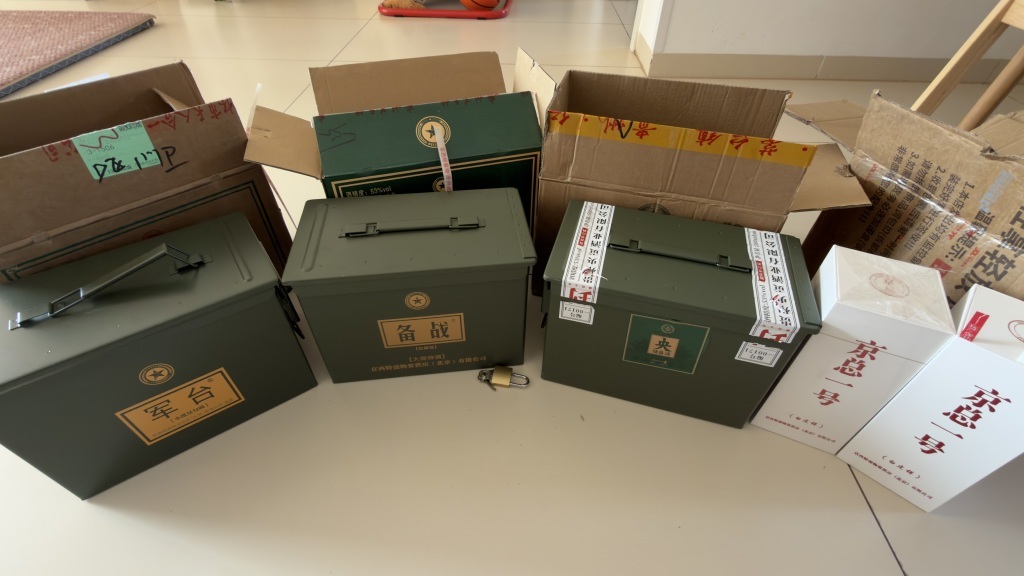 记者从网上购买的四款所谓“特供酒”,其中三款采用“钢箱”式包装。澎湃新闻记者 陈兴王 图