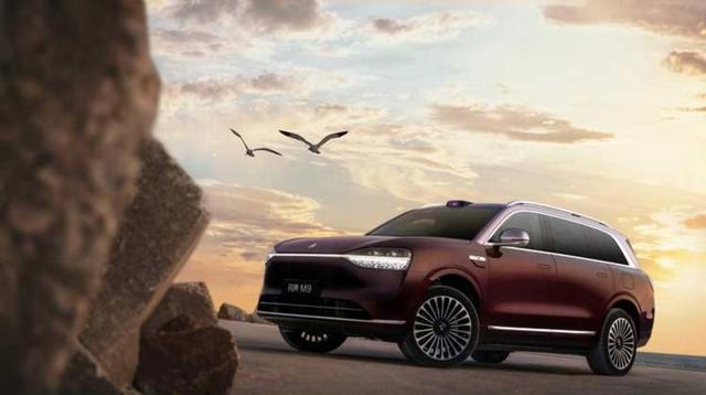 最近看到新款问界M9,第一眼就觉得这车气场特别足,不是那种刻意张扬的感觉,而是整体尺寸和线条带来的稳重感,让人不由得多看几眼-有驾