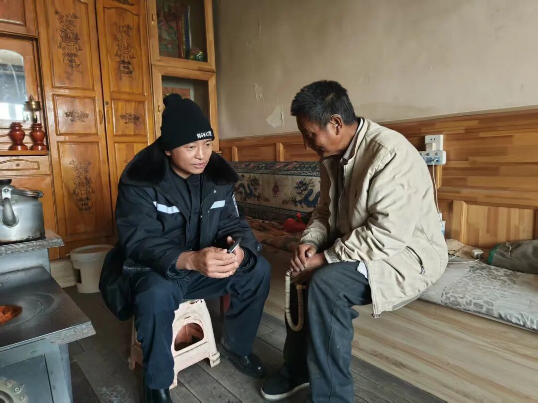 图|2024年4月,额旺格拉在若尔盖县麦溪乡走访辖区群众,收集社情民意。