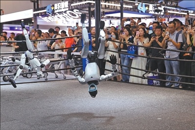 2026世界人工智能大会暨人工智能全球治理高级别会议期间,宇树科技人形机器人演示前空翻。《中国经济周刊》记者 肖 翊摄