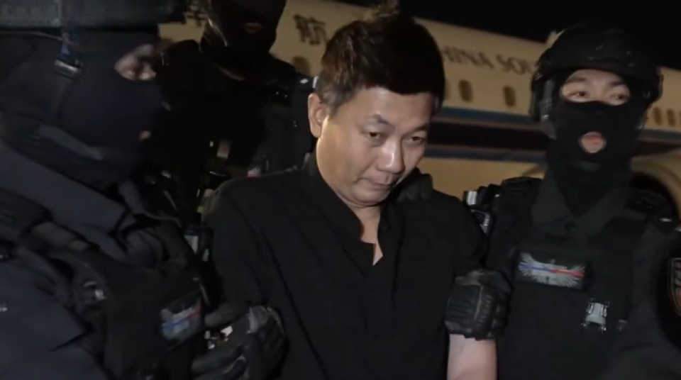 刘忍被押解回国
