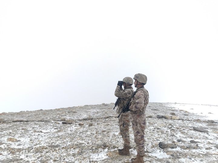 2月15日，西藏军区某边防团5592哨所官兵在观察地形。新华社发（沈杰 摄）