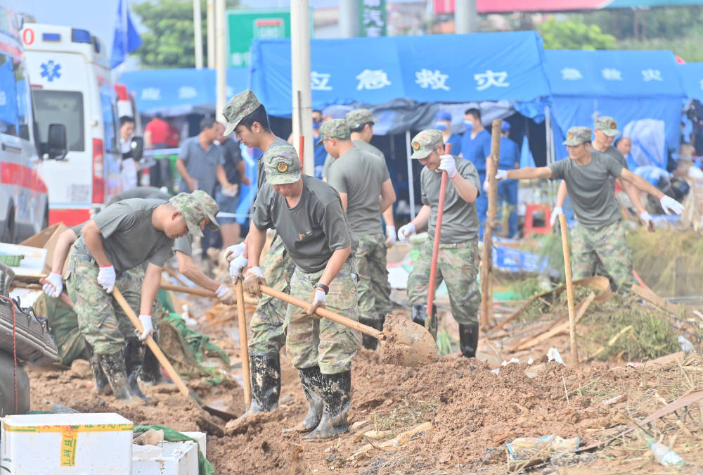↑ 7月9日,在广西南宁横州市云表镇,人们在清理洪水消退后的街道。新华社记者 黄孝邦 摄