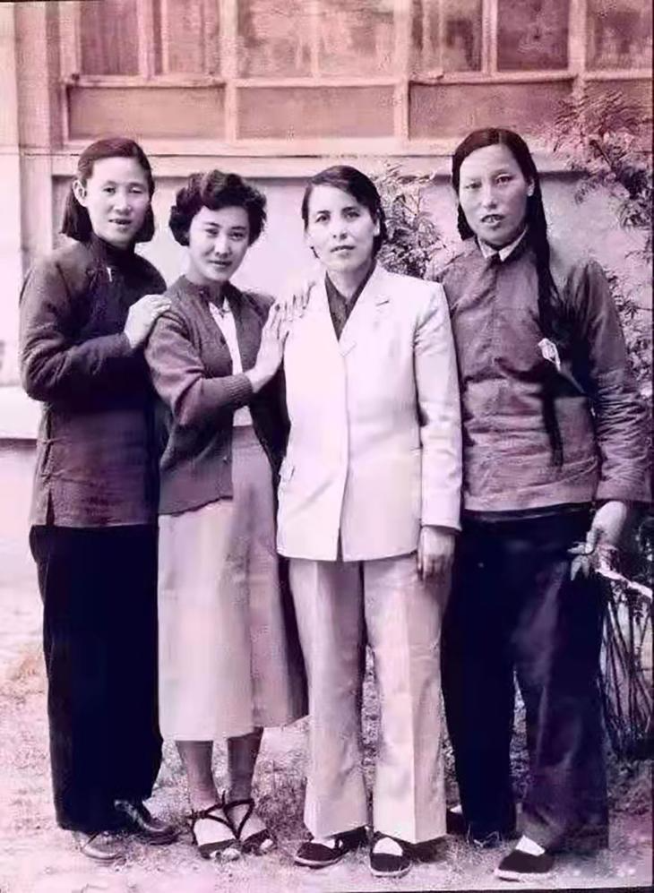 第一届人代会山西代表团(左起:胡文秀、郭兰英、李辉、申纪兰)