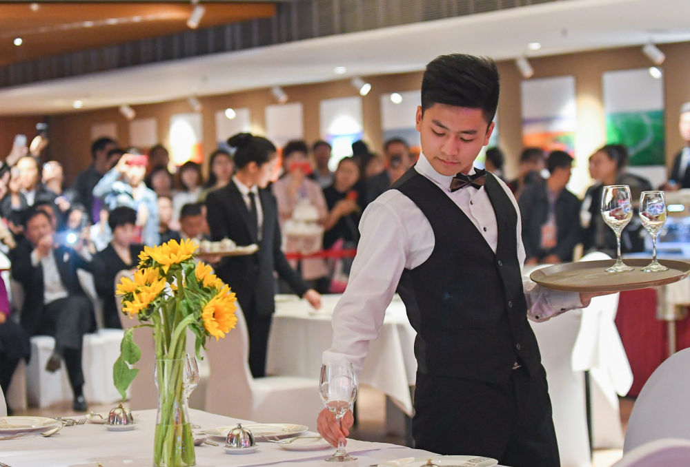 2018年4月29日，在辽宁盘锦第45届世界技能大赛选拔赛现场，选手在餐厅服务项目比赛中。新华社发（龙雷 摄）