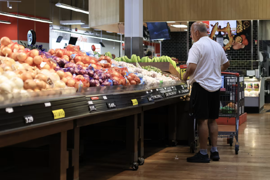 3 月 11 日，一位消费者在迈阿密一家杂货店购物。易腐食品价格可能是首批上涨的消费品之一。