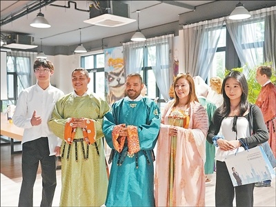 图为5月13日，与会嘉宾在成都天府长岛数字文创园体验汉服。胥瑞可摄