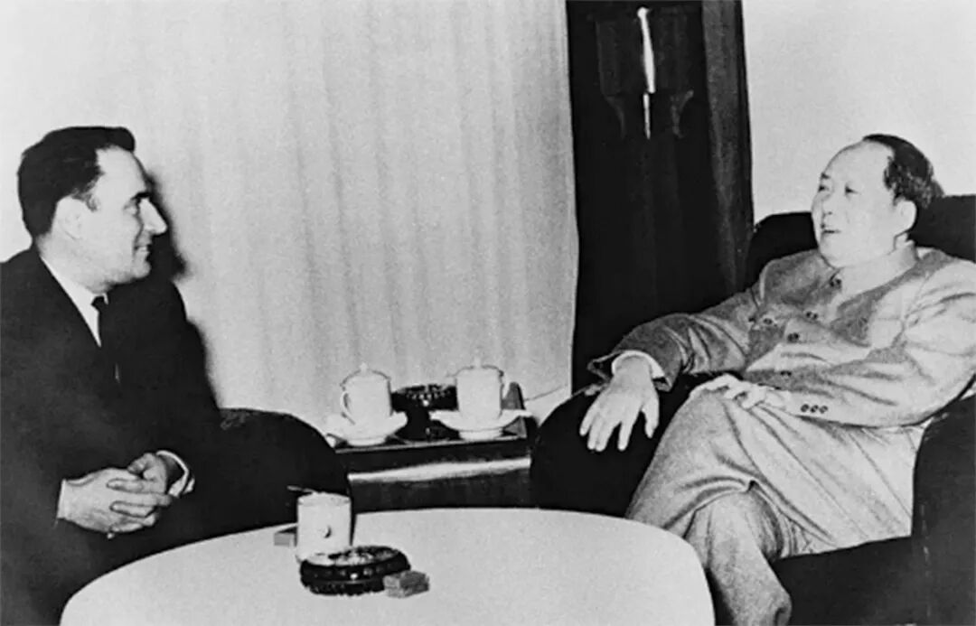 1961年2月,毛泽东在杭州会见法国参议员、民主社会抵抗联盟主席密特朗。
