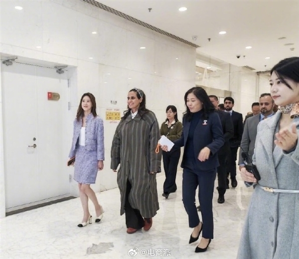 卡塔尔公主到访京东美术馆 章泽天与京东CEO许冉陪同