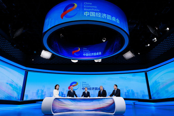 嘉宾在第三十三期“中国经济圆桌会”大型全媒体访谈节目录制现场交流发言。新华社记者 陈益宸 摄