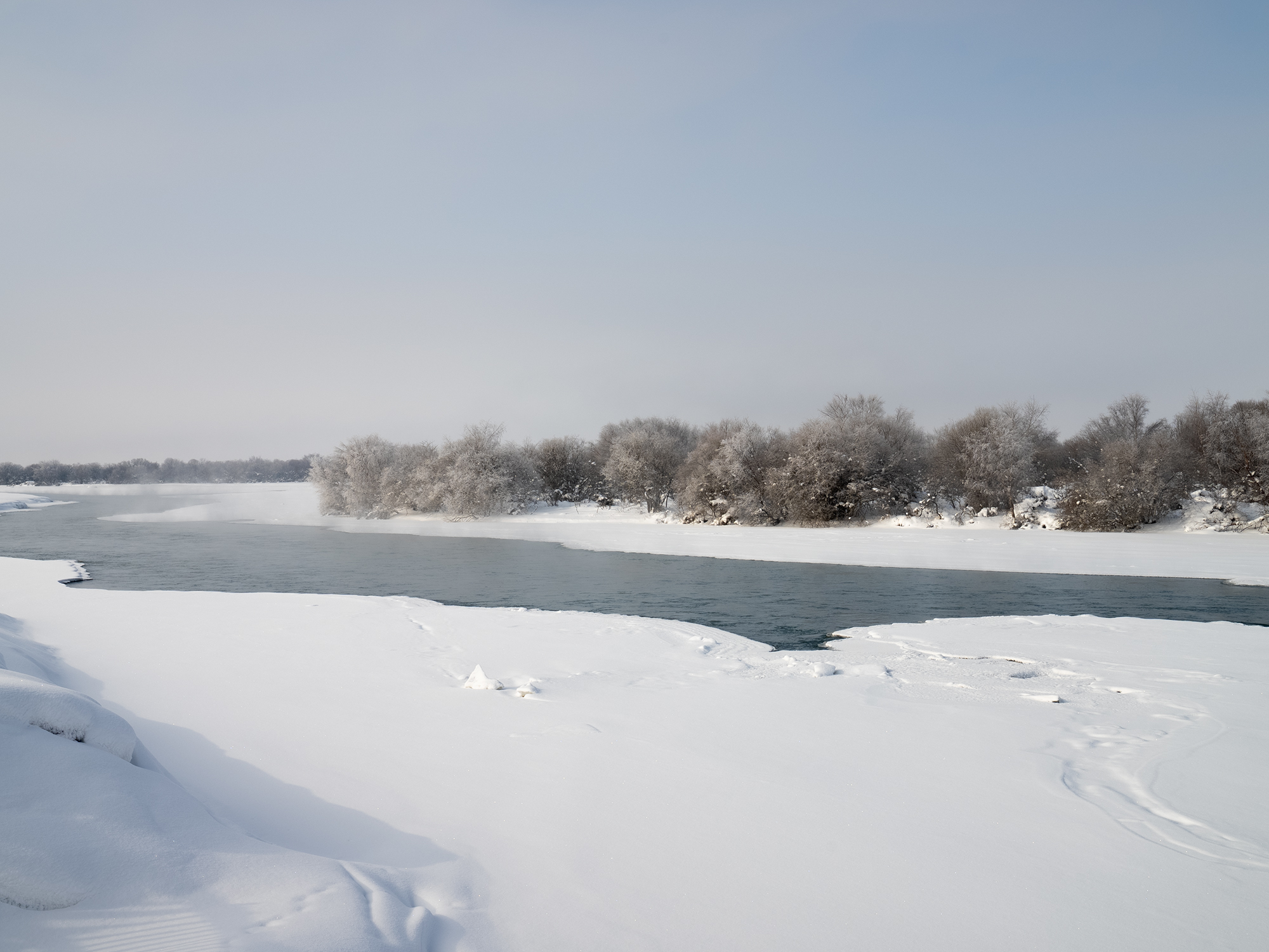 1月24日,新疆昭苏县湿地公园内的特克斯河,贺娇龙曾在此拍摄一袭红衣策马奔腾的视频。 新华社记者 周生斌 摄