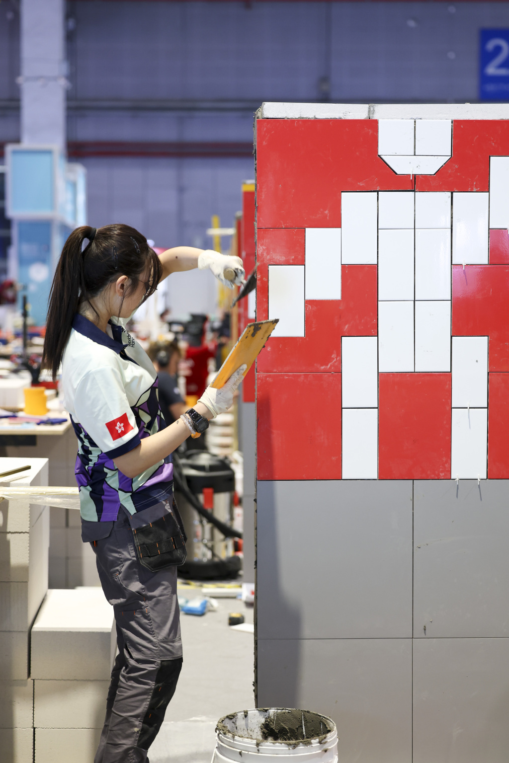 9月23日，中国香港选手戴心怡在瓷砖贴面项目比赛中。