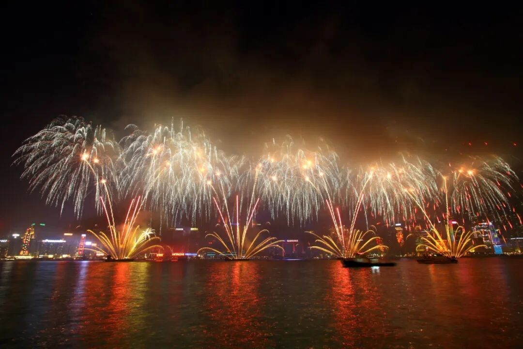 摄图网_327989061_2011年香港月球新年烟花纪念日焰火摩天大楼天空天际庆典星星港口喜悦景观(企业商用).jpg