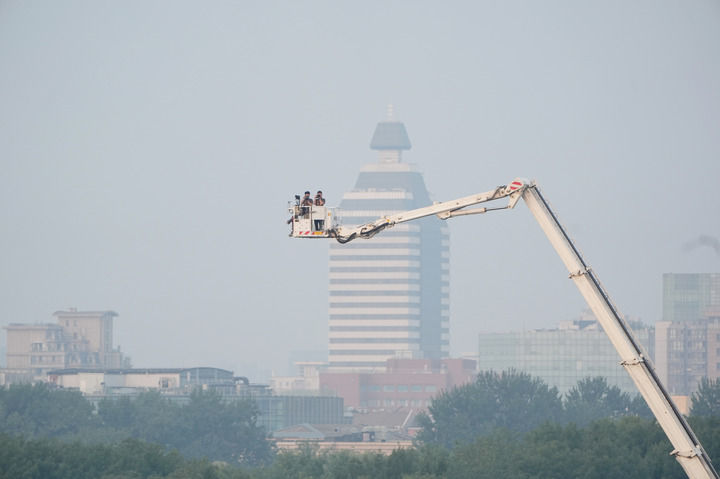 2025年9月3日清晨，报道纪念中国人民抗日战争暨世界反法西斯战争胜利80周年大会的媒体记者在工作中。新华社记者 赖向东 摄