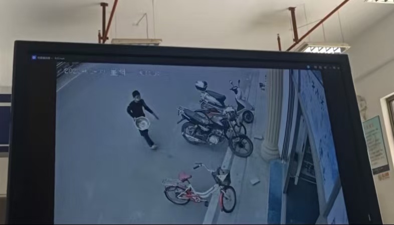 张某去世前一日,腰间系着黑色围裙、拿着盆出现在餐馆门口。