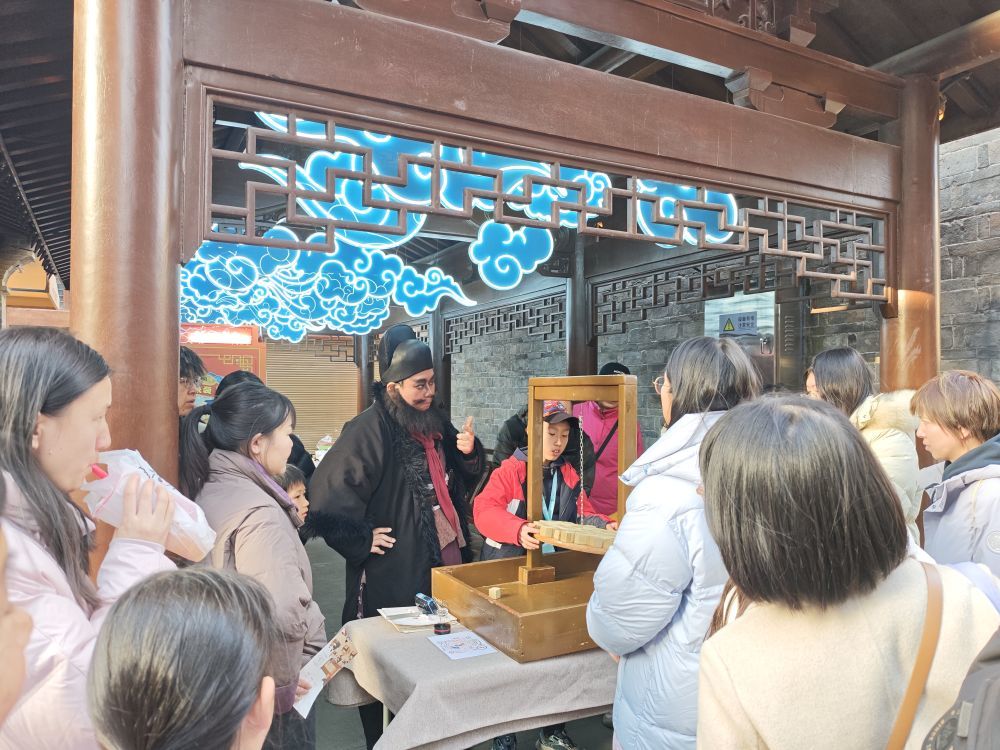 肖震博扮演的“张飞”与游客互动。新华社发