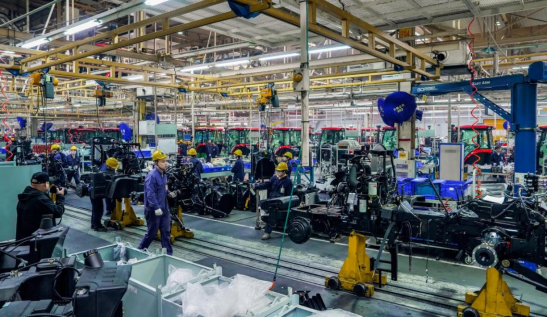 中国一拖生产车间。