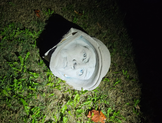 美弗吉尼亚州匡蒂科海军陆战队基地附近一座硫磺岛战役纪念雕像遭破坏。图源：美媒