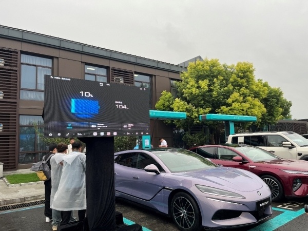王传福没吹牛！比亚迪在高速上就建了2000闪充站