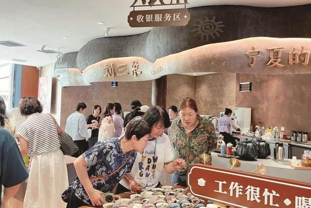挑选喜欢的商品。