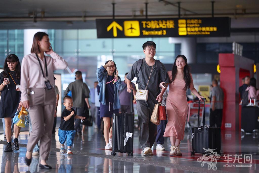 重庆江北国际机场，旅客陆续抵达重庆。第1眼TV-华龙网记者 李一鸣 摄
