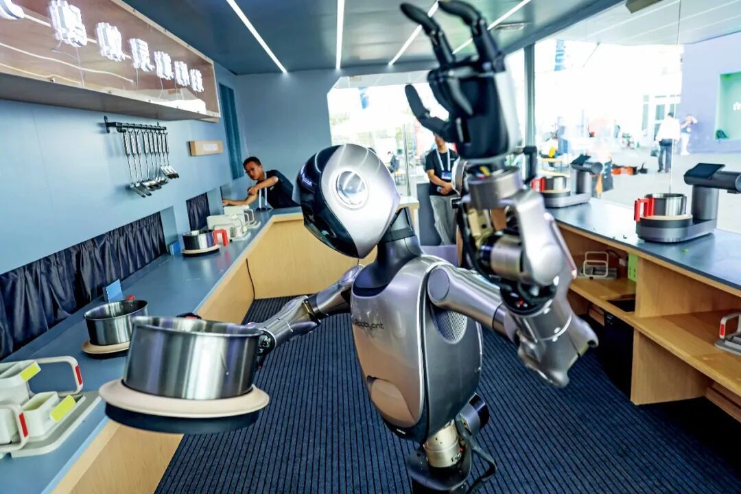 蚂蚁灵波科技的R1机器人展示厨艺。本文图/视觉中国