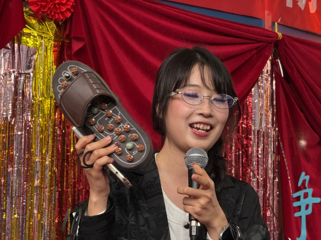 注意养生的“库塔塔玛利亚”说这双按摩鞋治好了她的姨妈疼,拿下季军“寿比南山拖鞋王”。