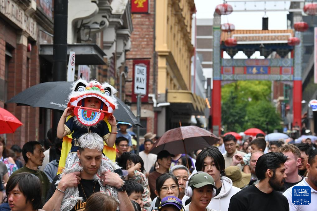 2月22日,在澳大利亚墨尔本唐人街,一个小朋友身披舞狮服装参加马年新春庆典活动。新华社记者 徐海静 摄