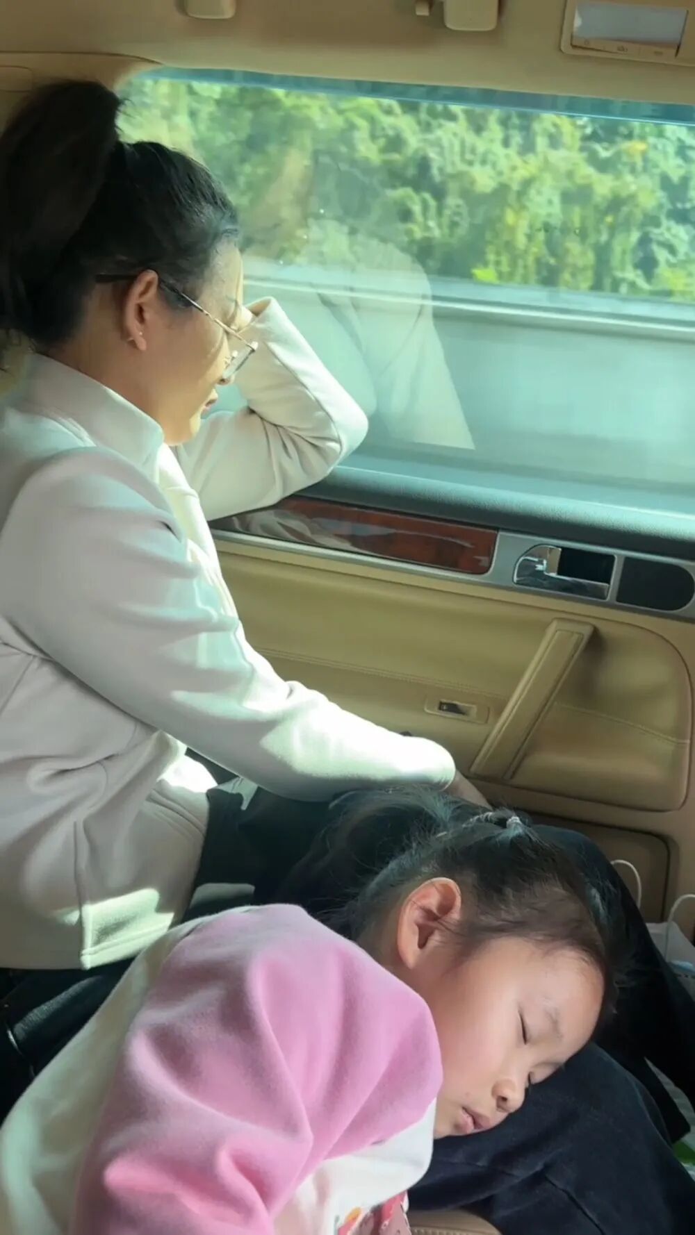 张文杰在途中晕车了:“我想过路难走,但没想到那么难走。”新华社发