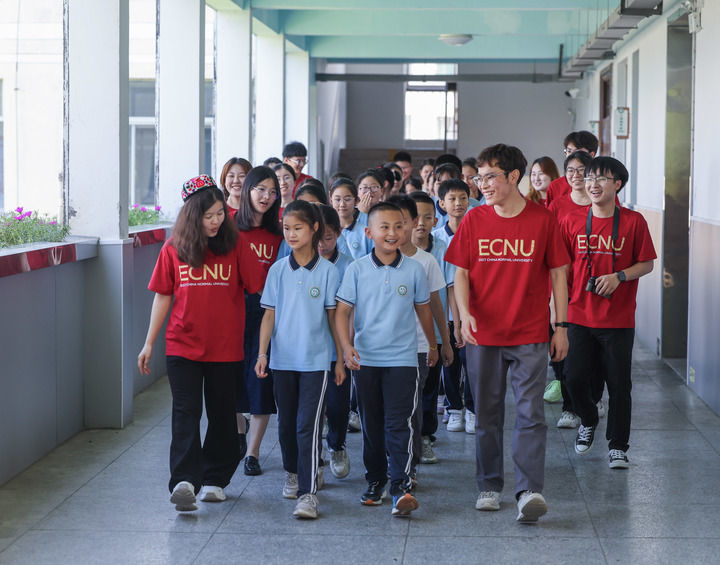 在浙江省诸暨市东和乡中心学校，华东师范大学的大学生志愿者带领孩子们参加暑期夏令营活动（2025年7月1日摄）。新华社记者 徐昱 摄