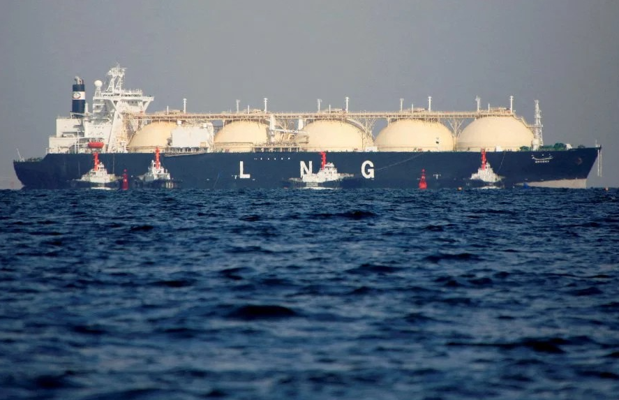 一艘液化天然气（LNG）运输船驶向日本港口。图源：法媒