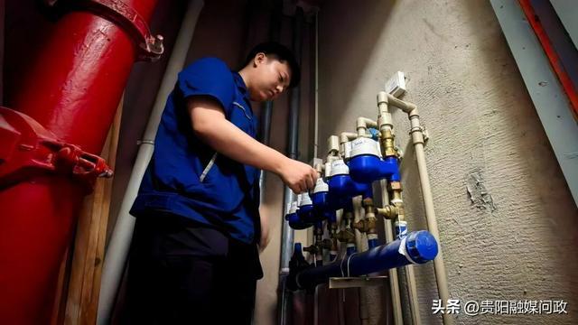 花溪水务有限公司工作人员正在检查小区住户家用水表