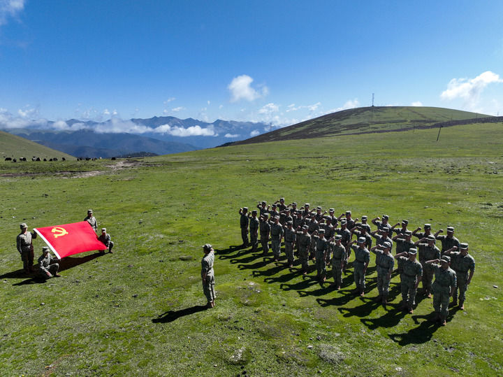 西部战区空军某团远程机动训练途中组织官兵举行重温入党誓词活动(2025年6月30日摄,无人机照片)。新华社发(邓世宁 摄)