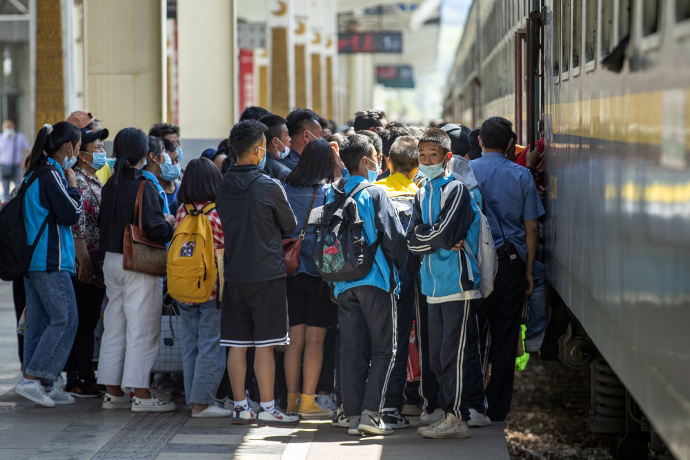 放学的学生和其他旅客在成昆铁路西昌站准备乘坐5634次列车回家（2021年4月15日摄）。新华社记者 沈伯韩 摄