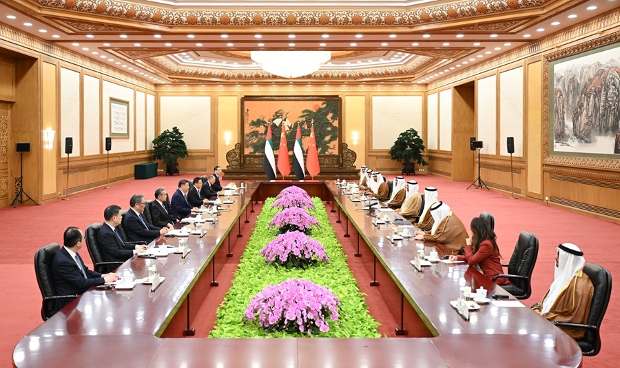 4月14日上午，国家主席习近平在北京人民大会堂会见来华访问的阿联酋阿布扎比王储哈立德。